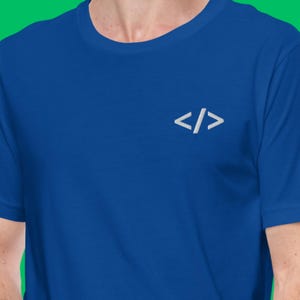 Puede incluir: Camiseta azul real con un símbolo de etiqueta de cierre HTML blanco bordado. La camiseta de manga corta está hecha de un material suave y es adecuada para ropa casual. El diseño es simple y minimalista.