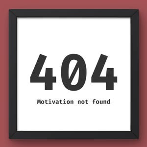 Könnte beinhalten: Ein gerahmter Druck mit weißem Hintergrund und schwarzem Text. Der Text lautet "404" mit einem Schrägstrich durch die Null, und darunter "Motivation nicht gefunden". Der Rahmen ist schwarz, und der Hintergrund ist rot.