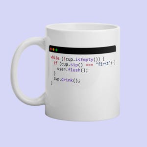 Könnte beinhalten: Weißer Keramikbecher mit gebogenem Henkel. Der Becher zeigt ein schwarzes Band mit farbigen Punkten und Codezeilen in verschiedenen Farben. Der Code enthält den Text "while (!cup.isEmpty()) {" und "cup.drink();".