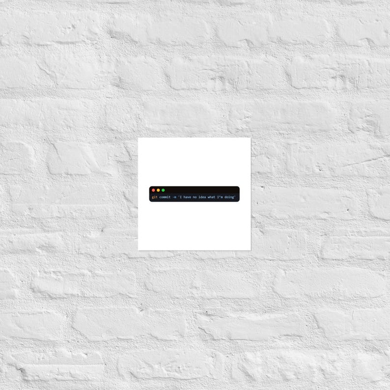 Peut inclure: Impression carr&eacute;e blanche avec le texte "git commit -m 'I have no idea what I'm doing'" dans un encadr&eacute; noir avec trois points color&eacute;s. L'impression est mont&eacute;e sur un mur de briques blanches.