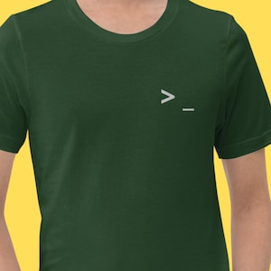 Puede incluir: Una camiseta verde oscuro con un diseño minimalista blanco en el pecho. El diseño consiste en un galón blanco que apunta hacia arriba y una raya horizontal blanca. La camiseta tiene cuello redondo y mangas cortas.