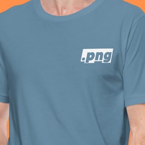 Puede incluir: Camiseta azul claro con la palabra ".png" en blanco, dentro de un rectángulo blanco. La camiseta es de color liso y tiene cuello redondo.