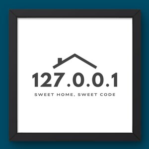 Könnte beinhalten: Ein gerahmter Druck mit schwarzem Rahmen. Der Druck zeigt den Text "127.0.0.1" mit einem Haus-Symbol darüber und die Worte "SWEET HOME, SWEET CODE" darunter. Der Text und das Symbol sind dunkelgrau.