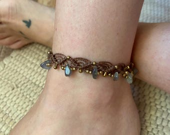Bruin macramé enkelbandje met labradorietkralen, verstelbaar boho-strandenkelbandje, handgemaakte kristallen sieraden, cadeau voor haar