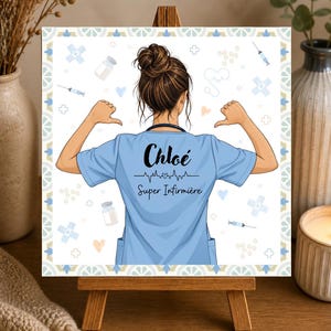 Peut inclure: Une impression carrée illustrant une personne avec un chignon brun portant une tunique médicale bleu clair. Le dos du haut affiche le prénom Chloé, une ligne de rythme cardiaque avec un cœur et le texte Super Infirmière. Fond avec icônes médicales.