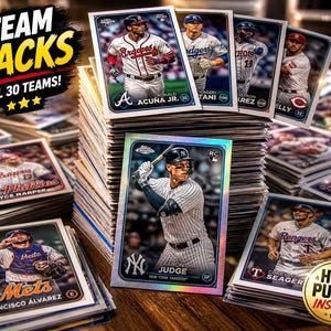Op de afbeelding: Een stapel honkbalkaarten met spelers als Ronald Acuña Jr. en Aaron Judge. De kaarten zijn van verschillende teams, met de tekst "TEAM PACKS ALL 30 TEAMS!". Sommige kaarten hebben stickers met "HOT PULLS INSIDE!".