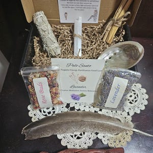 Deluxe Smudging Kit with Sage, Palo Santo, Selenite, Herbs, Prayer & Feather – Spiritual Cleansing Gift Set, Witchy Altar Tools