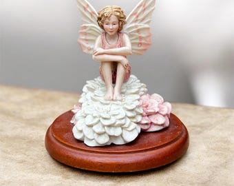 眠れる森の妖精。装飾的な冷磁器の妖精の置物、エルフ、横たわる妖精