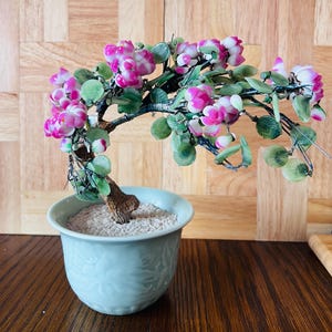 Drzewko bonsai z wiśnią w stylu vintage z jadeitu, doniczka z celadonu, azjatycka sztuka z połowy XX wieku
