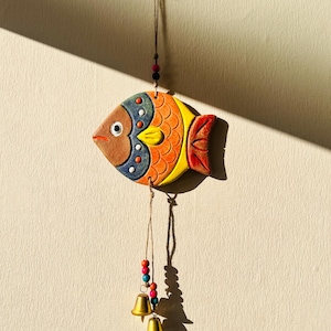 Puede incluir: Un juego de tres tazas de cerámica con un acabado mate moteado. Las tazas son de color crema, gris claro y gris oscuro. Cada taza tiene un diseño simple y moderno y un asa redondeada.