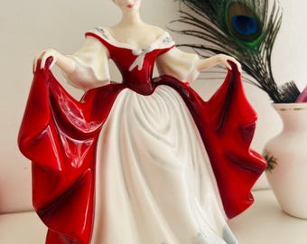 Figurina Royal Doulton Sara HN 2265 – Donna in porcellana bianca e rossa di Peggy Davies