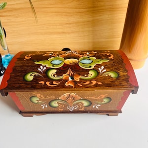 Stara, ręcznie malowana norweska szkatułka na biżuterię Rosemaling – skandynawska skrzynia skarbów z drewna w stylu folk art