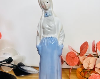Handmålad vintagefigur i porslin | Blå klänning, Cottagecore Decor