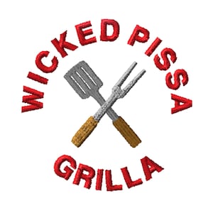 Puede incluir: Diseño bordado con las palabras "WICKED PISSA GRILLA" en rojo, arqueadas sobre utensilios de parrilla cruzados. Las herramientas incluyen una espátula y un tenedor con mangos marrones, sobre un fondo blanco.