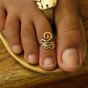 Anillo de dedo del pie lleno de oro de 12k imagen 1