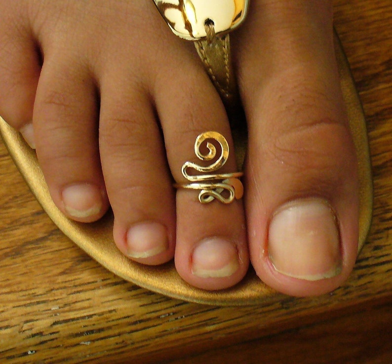 Anillo de dedo del pie lleno de oro de 12k imagen 1