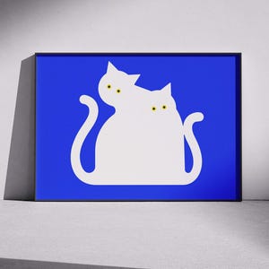 Zwei weiße Katzen – Abstrakte grafische Illustration auf kräftigem Blau als minimalistischer Kunstdruck