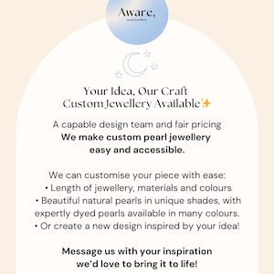 Op de afbeelding: Een witte informatieve afbeelding met een blauw rond logo bovenaan met de tekst Aware, pearl jewellery. De tekst luidt: Your Idea, Our Craft Custom Jewellery Available. Het vermeldt aanpassingsopties voor de lengte, materialen en kleuren van de parels.