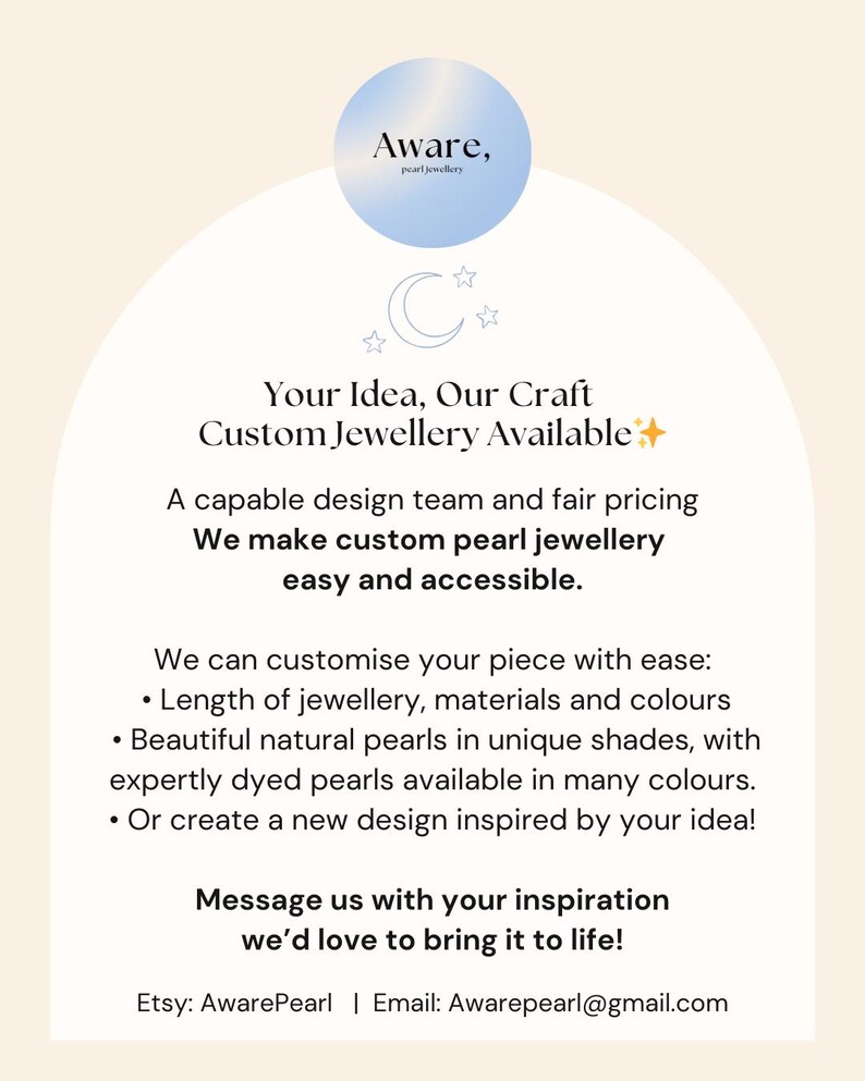 Op de afbeelding: Een witte informatieve afbeelding met een blauw rond logo bovenaan met de tekst Aware, pearl jewellery. De tekst luidt: Your Idea, Our Craft Custom Jewellery Available. Het vermeldt aanpassingsopties voor de lengte, materialen en kleuren van de parels.