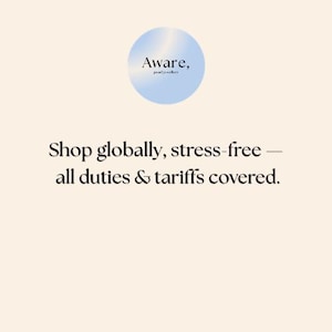 Op de afbeelding: Een lichtbeige afbeelding met een lichtblauwe cirkel bovenaan met de tekst Aware, pearl jewellery. Onder de cirkel staat de zwarte tekst: Shop globally, stress-free &mdash; all duties & tariffs covered. Het ontwerp is strak en overzichtelijk.