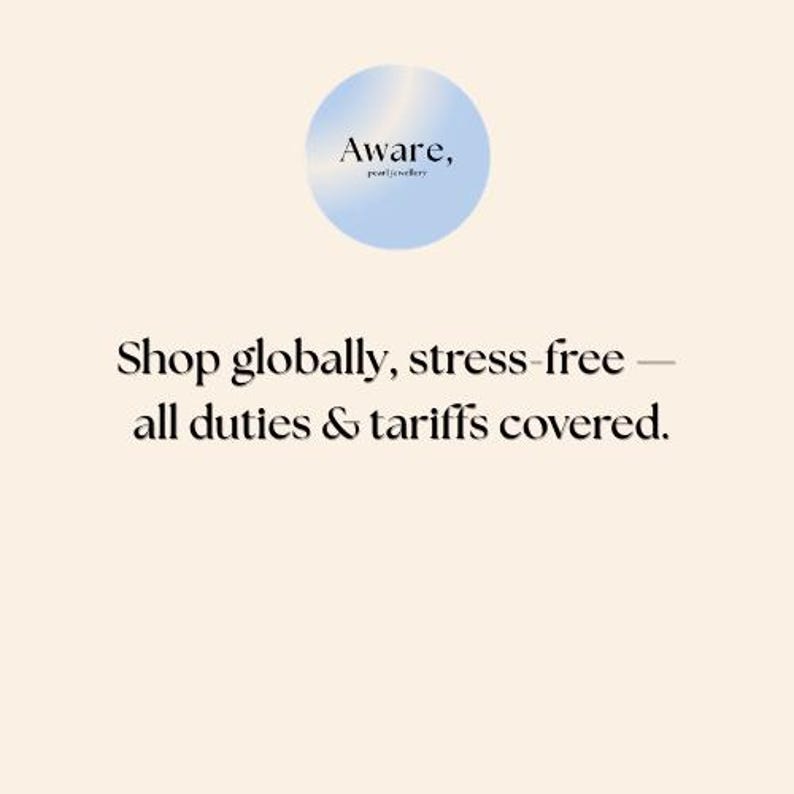 Op de afbeelding: Een lichtbeige afbeelding met een lichtblauwe cirkel bovenaan met de tekst Aware, pearl jewellery. Onder de cirkel staat de zwarte tekst: Shop globally, stress-free &mdash; all duties & tariffs covered. Het ontwerp is strak en overzichtelijk.