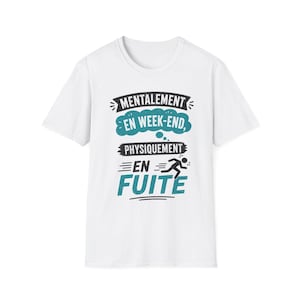 Peut inclure: T-shirt blanc avec l'inscription "Mentalement en week-end, physiquement en fuite" en noir et turquoise. Le design comprend une silhouette de coureur.