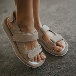 Closed Side Leather Sandals – Soft Cushioned Sole, Adjustable Straps, Natural Leather, Everyday Comfort