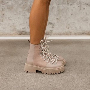 Moccafarbene Wildleder- und Leder-Schnürstiefeletten, handgefertigte Damenschuhe mit Fleece- oder Schaffellfutter, stylische Stiefel