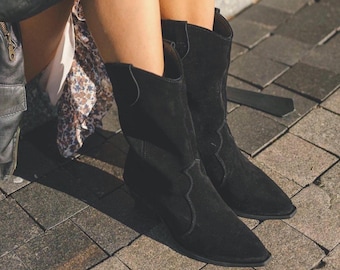 Handgjorda svarta cowboystövlar i mocka: Westernkläder till mitten av vaden