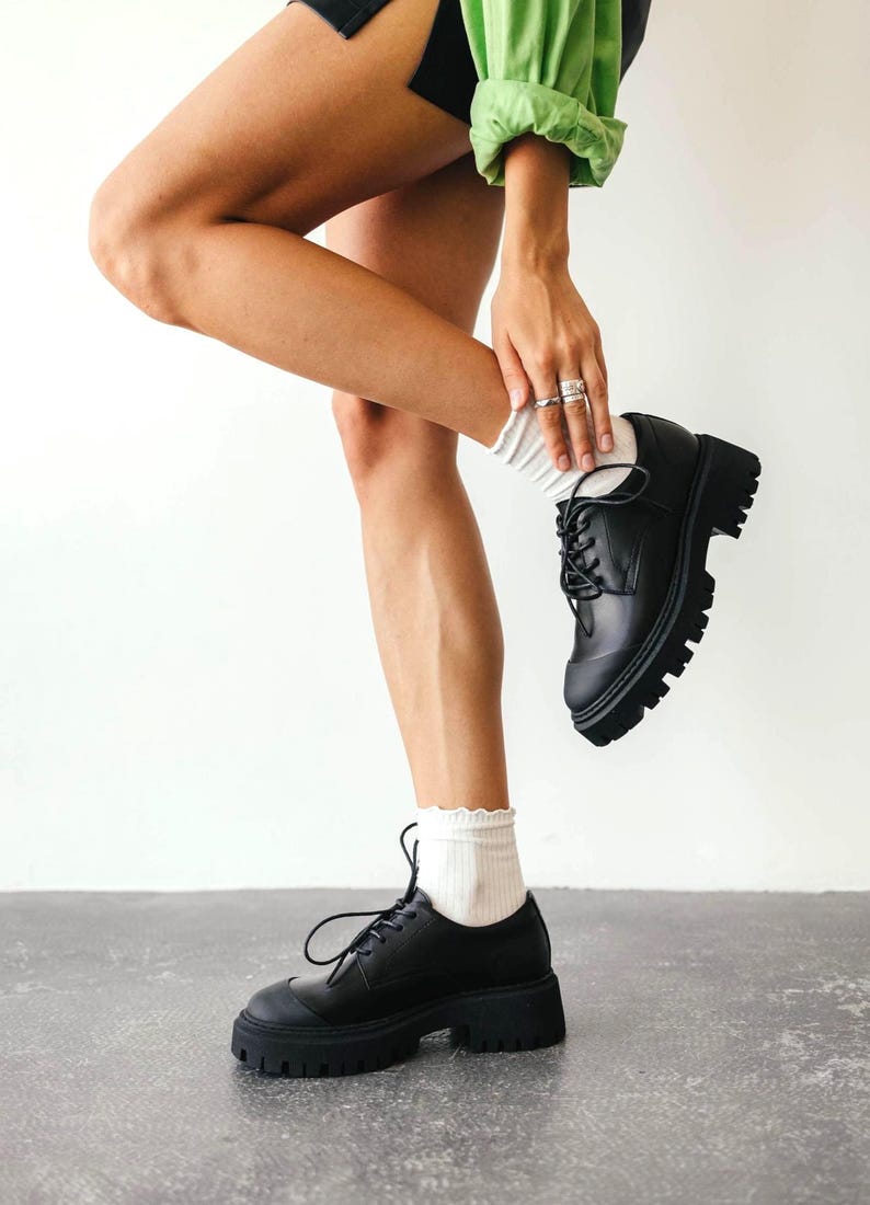 Handmade women’s platform loafers in genuine black leather with matte toe
