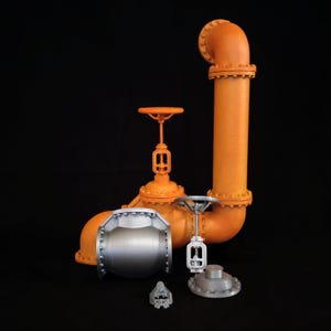 Peut inclure: Un système de tuyauterie industrielle orange avec un tuyau vertical, des vannes et un composant argenté. Le système comprend divers raccords et une petite pièce argentée détaillée. Le fond est noir.