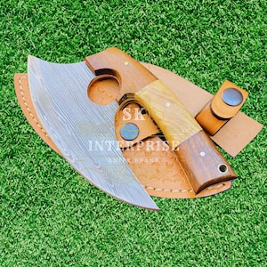 Cuchillo Ulu de Damasco hecho a mano, cortador de pizza con mango de madera y funda de cuero: herramienta de cocina afilada y duradera.