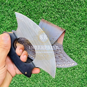 Cuchillo Ulu de Damasco hecho a mano, cortador de pizza con mango de plástico y funda de cuero: herramienta de cocina afilada y duradera.