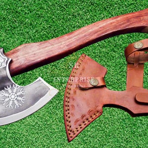 Viking-werpbijl Handgemaakt koolstofstaal gegraveerd houten handvat met schede