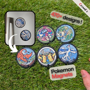 Op de afbeelding: Een verzameling ronde magneten met kleurrijke illustraties van diverse Pokemon-personages, ontworpen om op Japanse putdeksels te lijken. De magneten tonen gedetailleerde scènes met tekst in het Japans en Engels, inclusief Pokemon- en locatienamen.