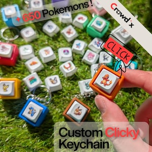 Könnte beinhalten: Individuelle Clicky-Schlüsselanhänger mit Pokémon-Designs. Die Schlüsselanhänger haben quadratische, farbige Rahmen und weiße Tasten. Der Text auf dem Bild lautet "+650 Pokemons!" und "Custom Clicky Keychain".