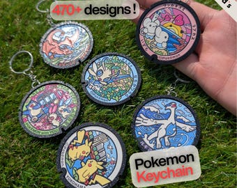 Portachiavi Pokémon Poké Lid – Replica di tombino giapponese, scegli tra oltre 470 design ufficiali, regalo per collezionisti Pokémon
