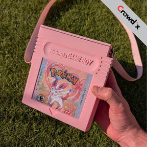 Game Boy Cartridge Crossbody-Tasche – Retro-Gaming-Schultertasche, Hartschalenetui mit verstellbarem Gurt, Magnetverschluss, Geschenk für Gamer, Pokémon-Tasche