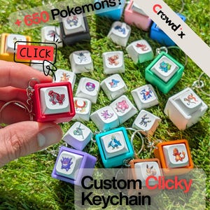 Puede incluir: Una colección de llaveros con forma de teclas cuadradas en varios colores, cada uno con una ilustración de personaje diferente en la parte superior. El texto "+ 650 Pokemons!", "CLICK", "Crowd x" y "Custom Clicky Keychain" es visible.