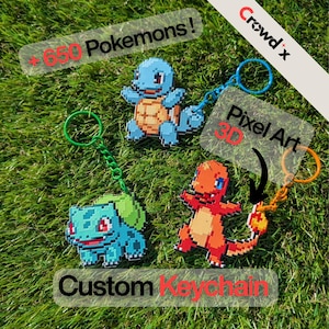 Pode incluir: Três chaveiros de pixel art 3D com Squirtle, Bulbasaur e Charmander. Os chaveiros têm anéis azul, verde e laranja. O texto na imagem inclui +650 Pokemons!, Crowd x, Pixel Art 3D e Custom Keychain.
