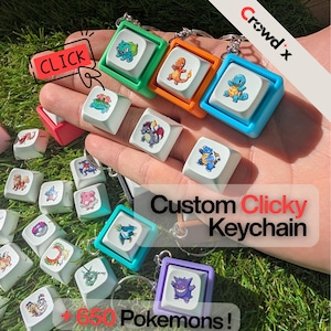 Può includere: Una collezione di portachiavi clicky personalizzati con vari personaggi dei Pokemon. I portachiavi hanno cornici colorate, tra cui verde, arancione, blu e viola, e sono attaccati a portachiavi argentati. L'immagine include il testo "Custom Clicky Keychain" e "+650 Pokemons!"
