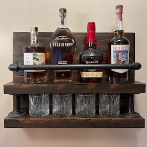 Étagère rustique pour bourbon et whisky | Bois de récupération + tuyau noir | Décoration de bar industrielle faite main | Casier à boissons pour bars, caves et cabanes