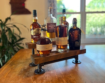 Estantería escalonada artesanal para whisky / Soporte rústico para exhibición de bourbon / Estantería de bar de tubería industrial / Soporte para botellas de licor