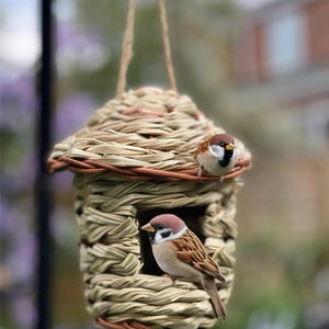 Handgemachtes Vogelhaus aus geflochtenem Gras - Hochwertige Gartendeko, perfekt für den Außenbereich / Geschenkbox / Gartenset mit Vogelfutter /