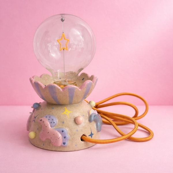 Abajur de mesa em cerâmica esculpida à mão: decoração única e original.