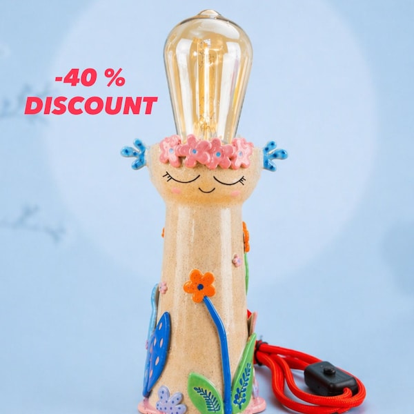 Lámpara de mesa de cerámica esculpida a mano: decoración única y original - Iluminación con cara sonriente