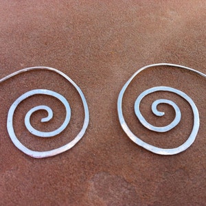 Petites boucles d'oreilles à enfiler spirale martelée en argent image 2