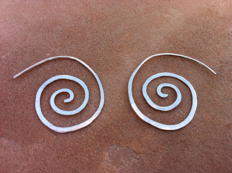 Small Silver Hammered Spiral Slip in Earrings imagem 2