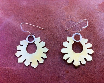 Bijoux artisanaux, boucles d'oreilles fleurs de soleil faites main, argent et laiton.