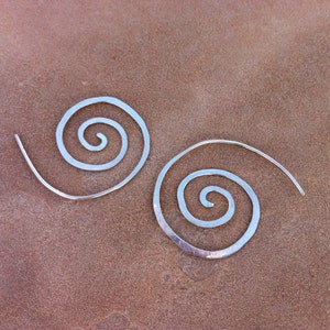 Petites boucles d'oreilles à enfiler spirale martelée en argent image 1